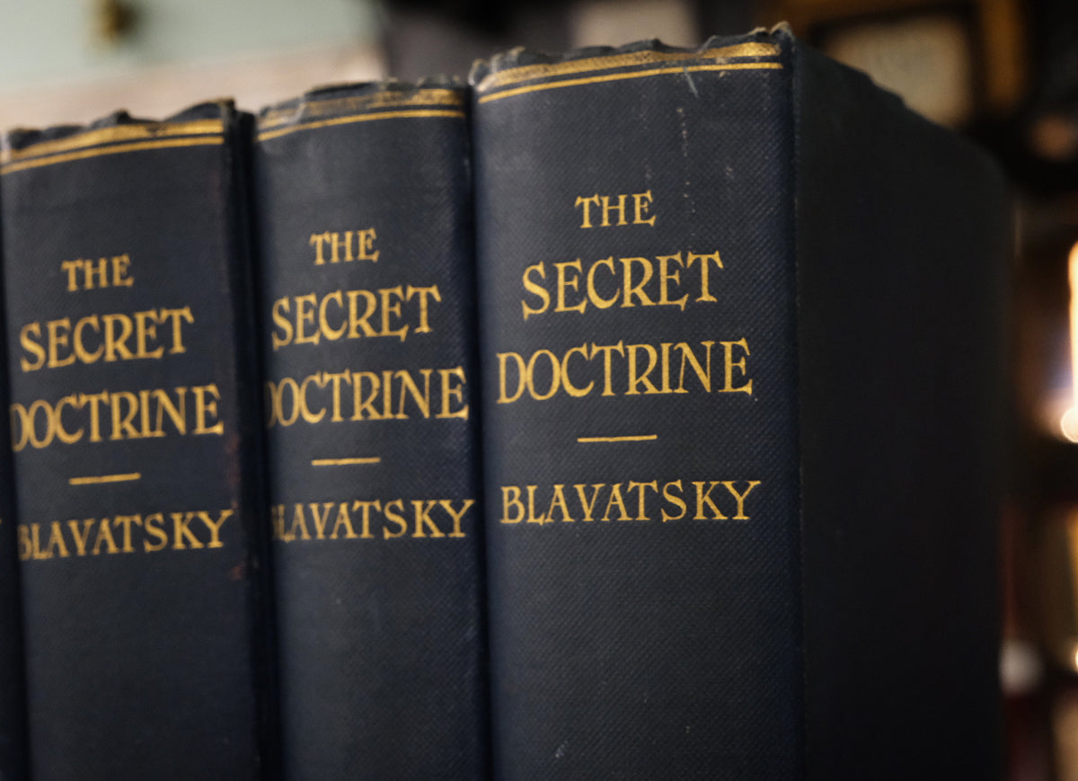洋書 H.P. Blavatsky The Secret Doctrine 3 Vol Secret Doctrine: Three Volumes in a Slipcase: Blavatsky